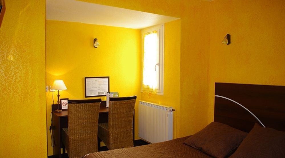 Logis Hotel Centrotel Et Spa Bulles D'Allier Montmarault Exterior photo